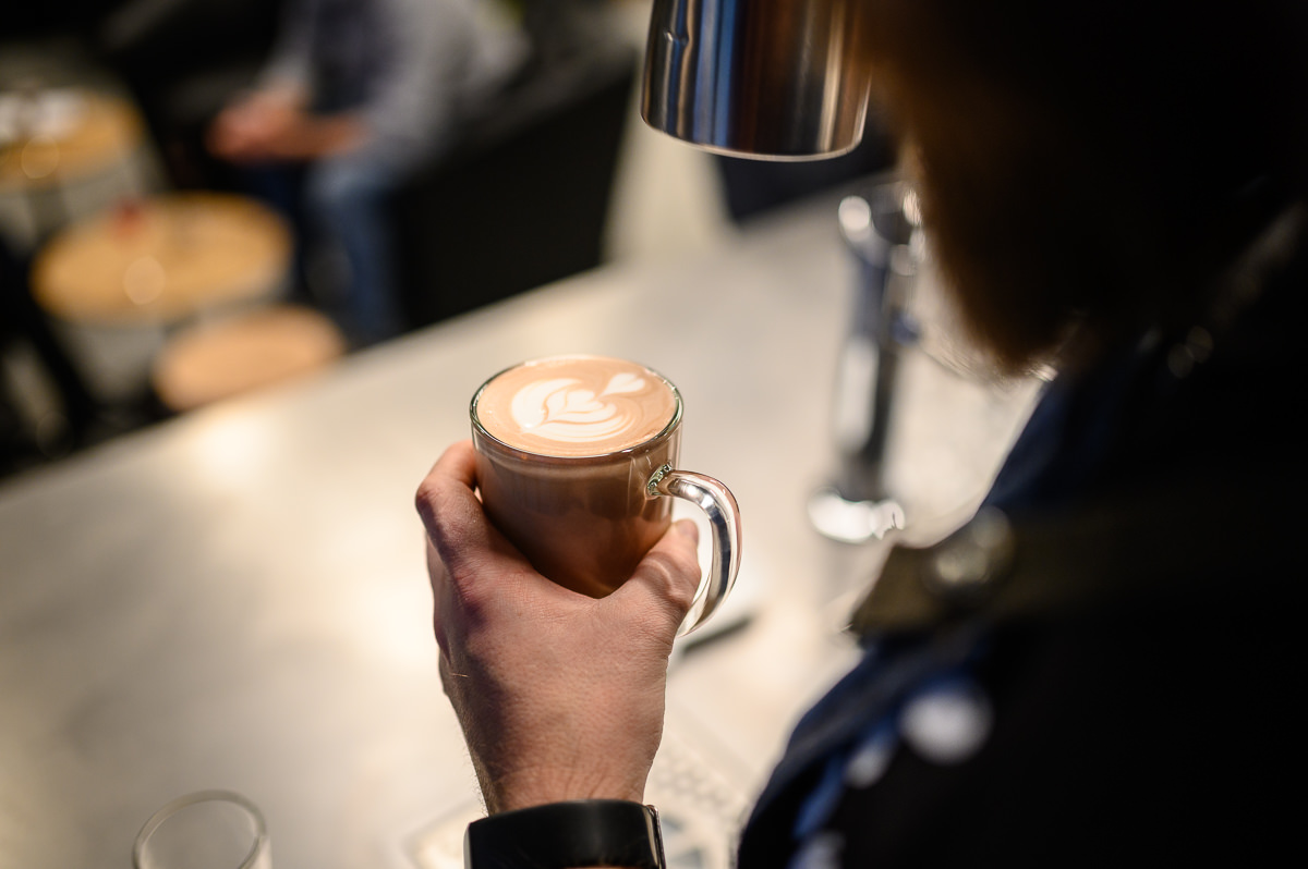 Latte Art Feinschliff bei der Eröffnung der Postgarage Cafe & Bar