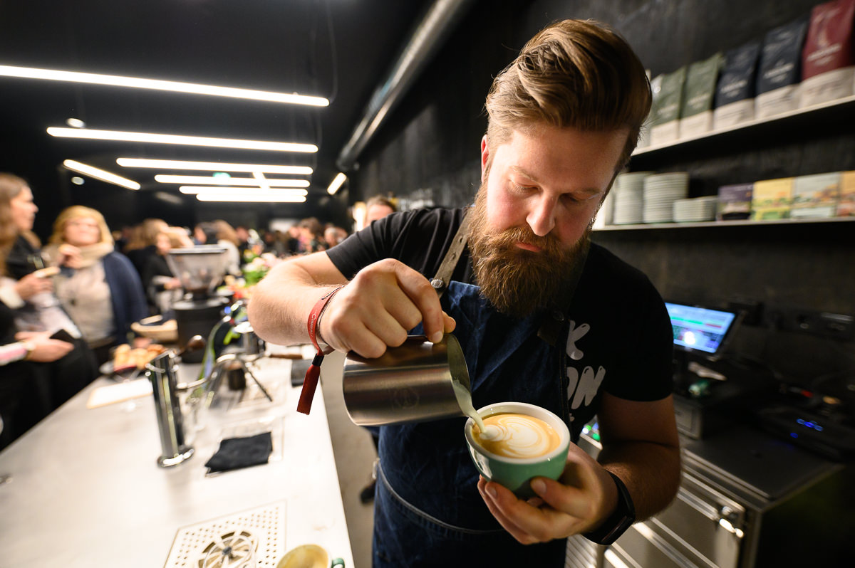 Barista bei der Eröffnung der Postgarage Cafe & Bar macht Latte Art