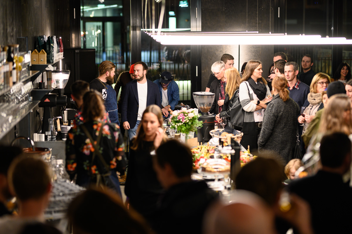 Gäste bei der Eröffnung der Postgarage Cafe & Bar mit Florian Amann